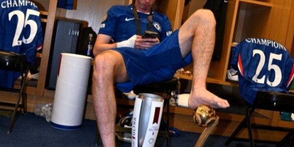 习惯就好帕尔默更衣室慵懒坐姿，脚踩世俱杯金球&amp;amp;胯下MVP奖杯