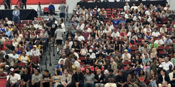 狄龙今日到现场观战火箭夏联比赛 坐在斯通与乌度卡中间