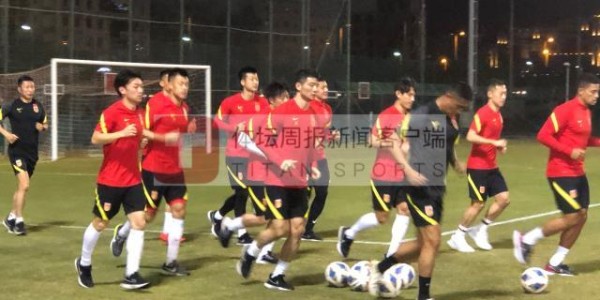 国足抵达阿曼恢复性训练 朱辰杰等3人未赴球场