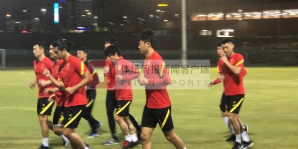 国足抵达阿曼恢复性训练 朱辰杰等3人未赴球场